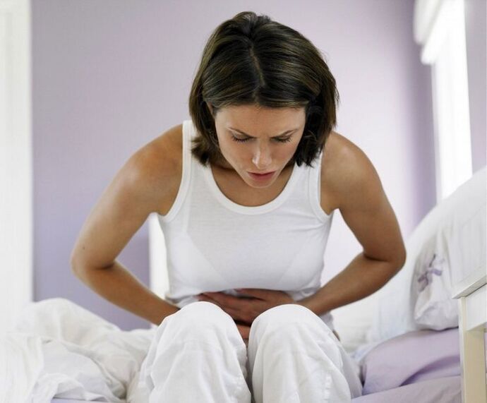 Женщину беспокоят симптомы гельминтозных травм. 